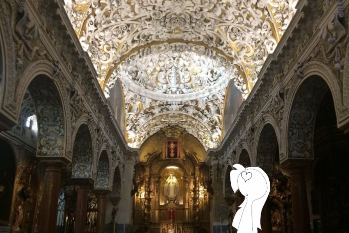 Soffitto cesellato in stile barocco della chiesa Maria Blanca