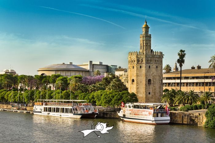 lungofiume Guadalquivir di Siviglia con battelli e Torre de oro